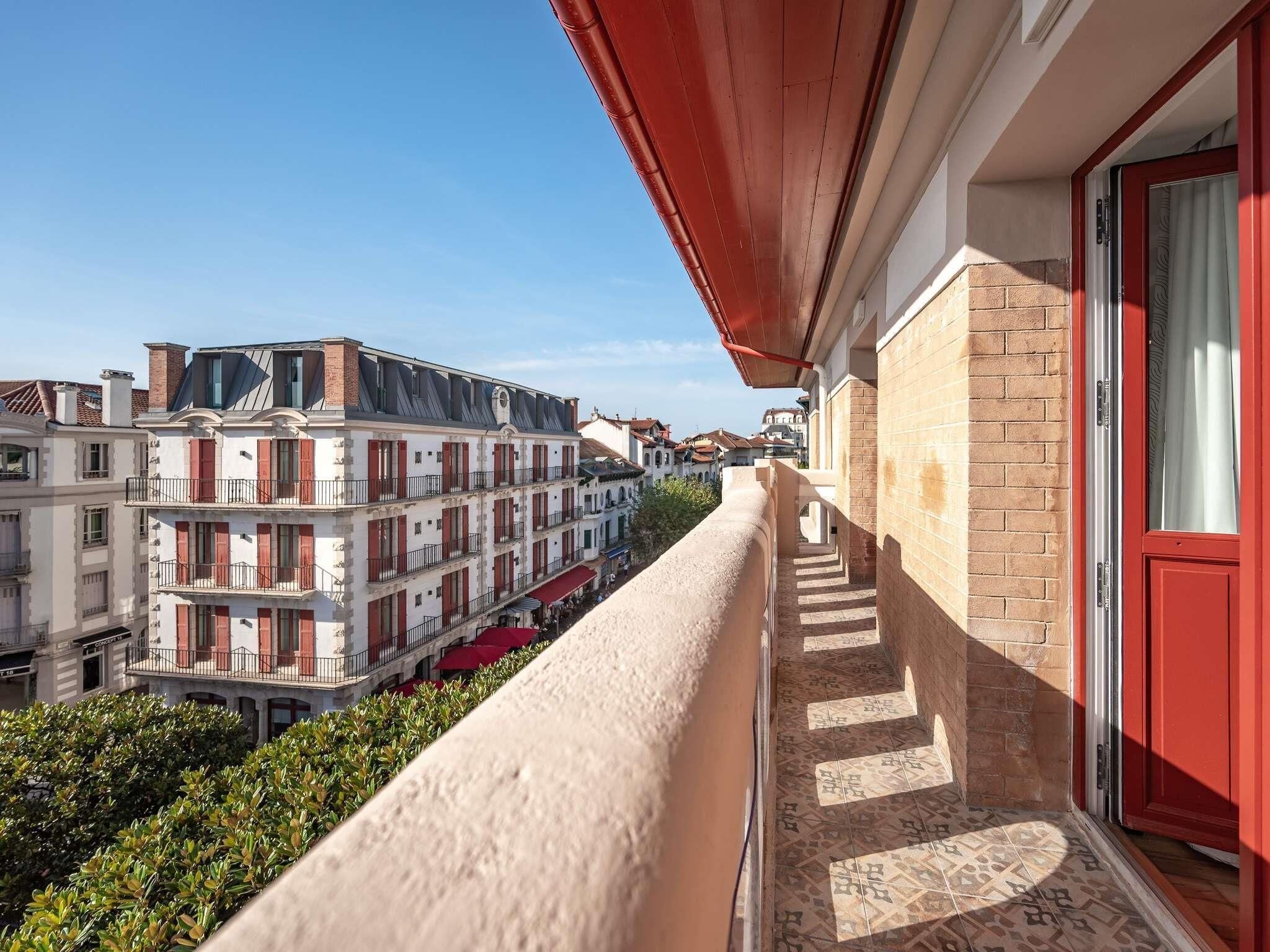 Deluxe Apartment, Multiple Beds | 1 bedroom, premium bedding, Tempur-Pedic beds, minibar