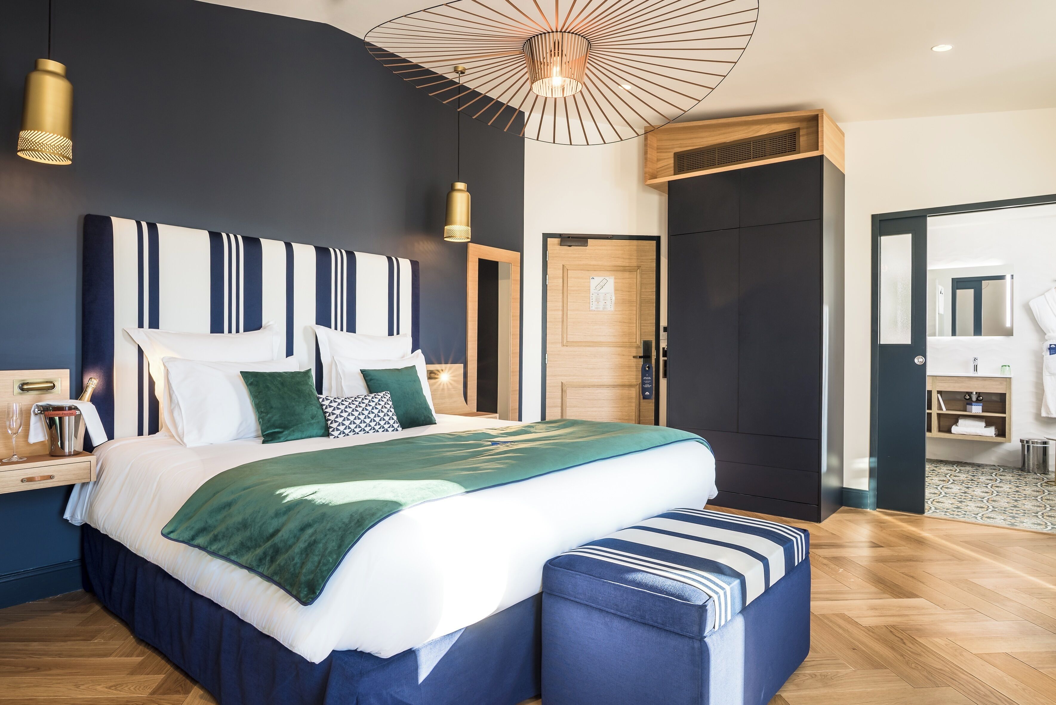 Deluxe kamer, Meerdere bedden, bad | 1 slaapkamer, luxe beddengoed, Tempur Pedic-bedden, een minibar
