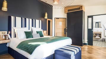 Deluxe kamer, Meerdere bedden, bad | 1 slaapkamer, luxe beddengoed, Tempur Pedic-bedden, een minibar