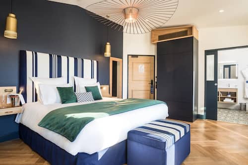 Habitació doble Deluxe, vistes parcials al mar | 1 dormitori, roba de llit d'alta qualitat i matalassos Tempur-Pedic