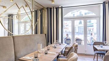 Serves lunch and dinner