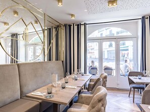 Serves lunch and dinner