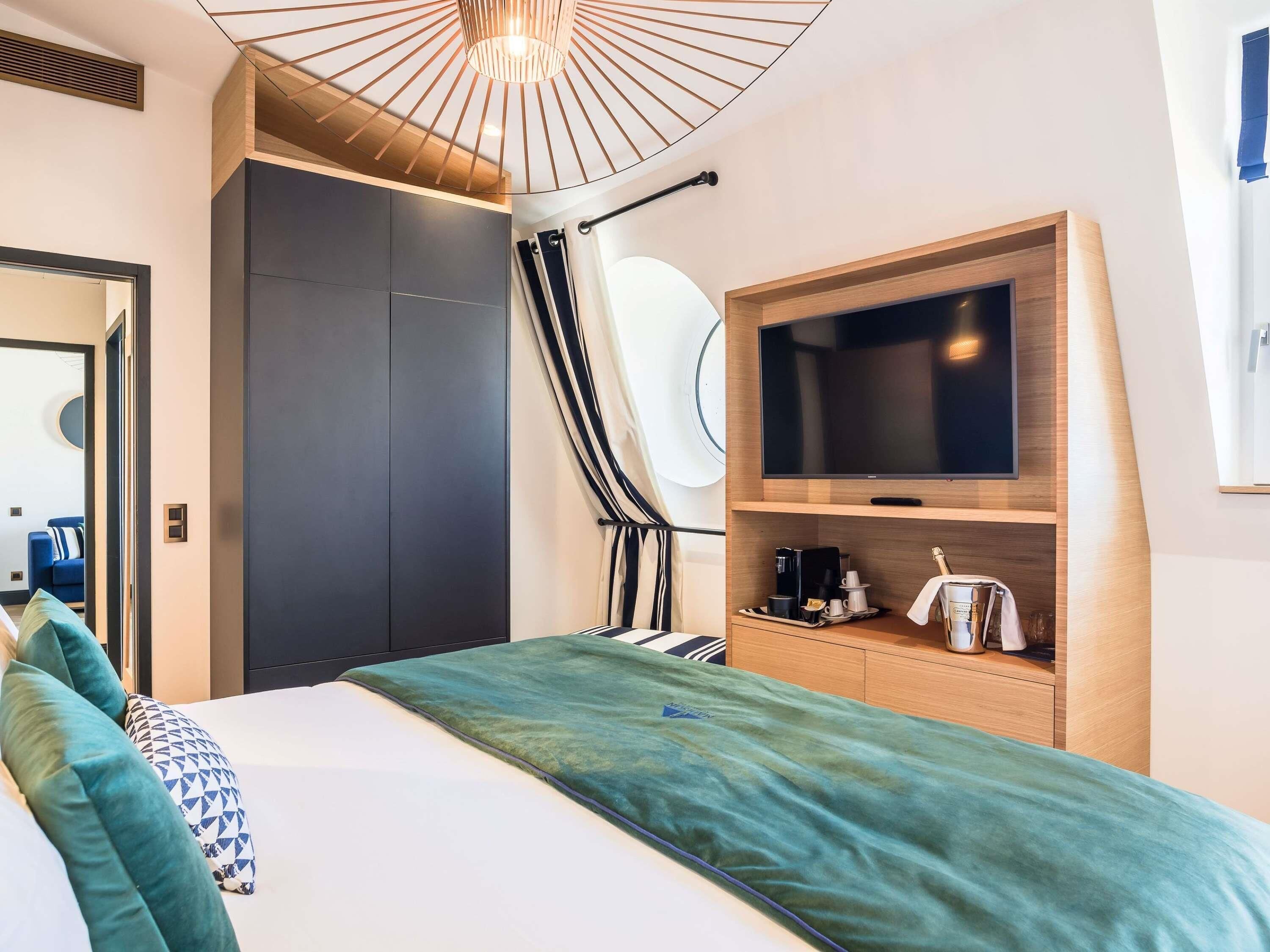 Family Suite, 1 King Bed with Sofa bed | 1 bedroom, premium bedding, Tempur-Pedic beds, minibar