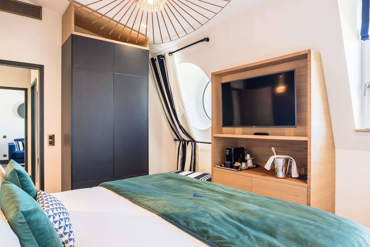 Familien-Suite, 1 King-Bett und Schlafsofa | 1 Schlafzimmer, hochwertige Bettwaren, Tempur-Pedic-Betten, Minibar