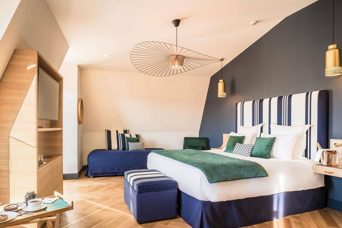 Deluxe Room, Multiple Beds, Bathtub | 1 bedroom, premium bedding, Tempur-Pedic beds, minibar
