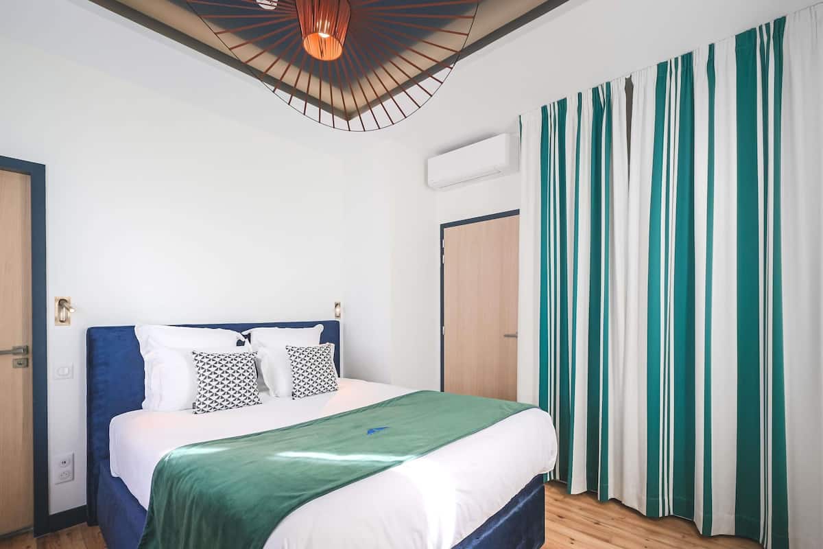 Apartamento superior, 2 camas de casal | 1 quarto, roupas de cama premium, camas Tempur-Pedic, frigobar