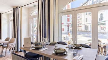 Serviert Mittagessen und Abendessen