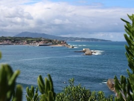 Ubicación cercana a la playa y arena blanca
