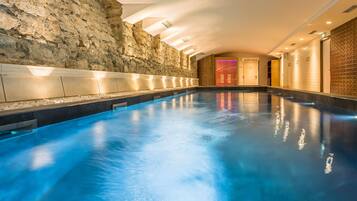 Una piscina cubierta