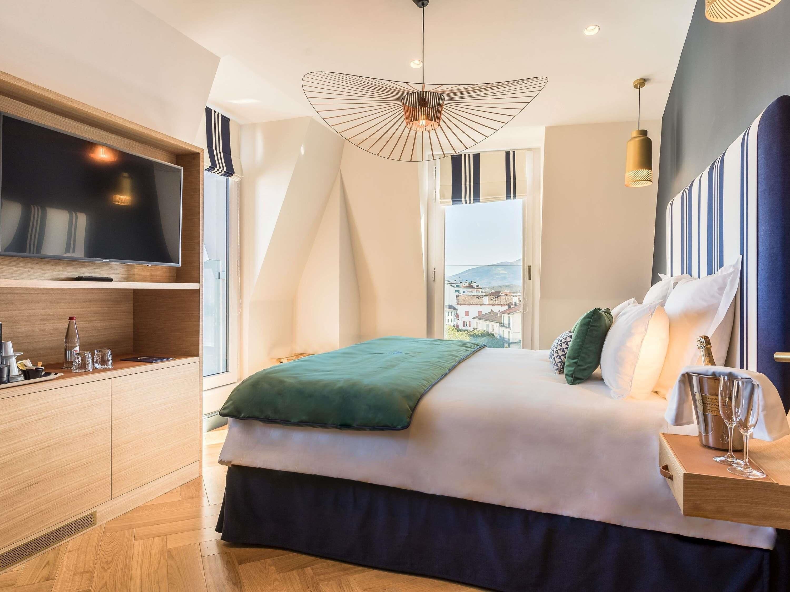 Deluxe Room, 1 King Bed | 1 bedroom, premium bedding, Tempur-Pedic beds, minibar