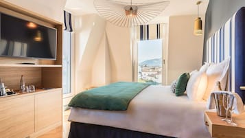 Deluxe Room, 1 King Bed | 1 bedroom, premium bedding, Tempur-Pedic beds, minibar