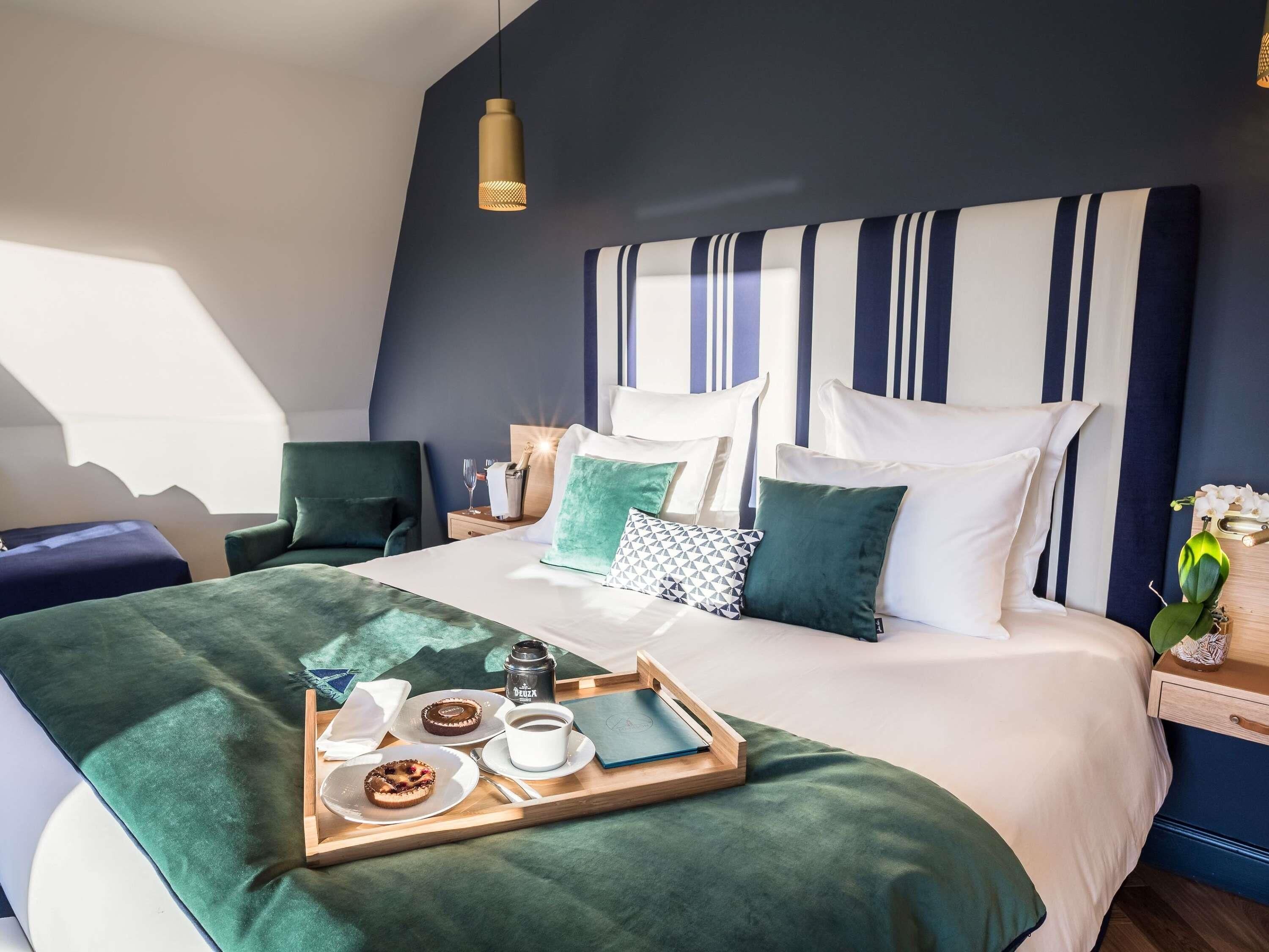 Deluxe Room, Multiple Beds, Bathtub