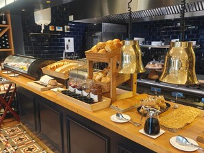 Tägliches Frühstücksbuffet gegen Gebühr