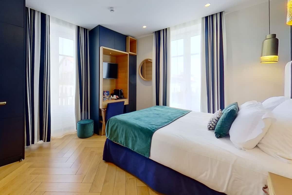 Habitación superior, 1 cama matrimonial, balcón | 1 habitación, ropa de cama de alta calidad y camas Tempur-Pedic