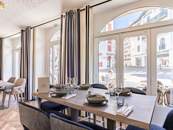 Tilbyder frokost og middag