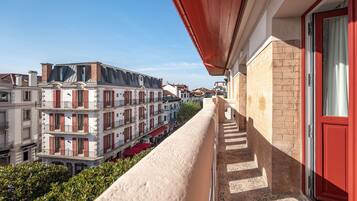 Deluxe Apartment, Multiple Beds | 1 bedroom, premium bedding, Tempur-Pedic beds, minibar