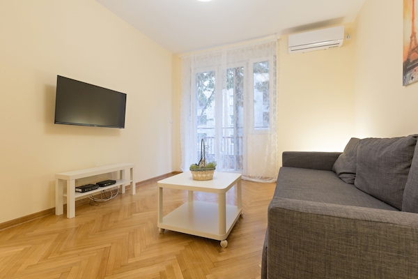 Appartement Deluxe, 1 grand lit | Salle de séjour | Télévision LED de 32 pouces avec chaßnes par cùble, télévision