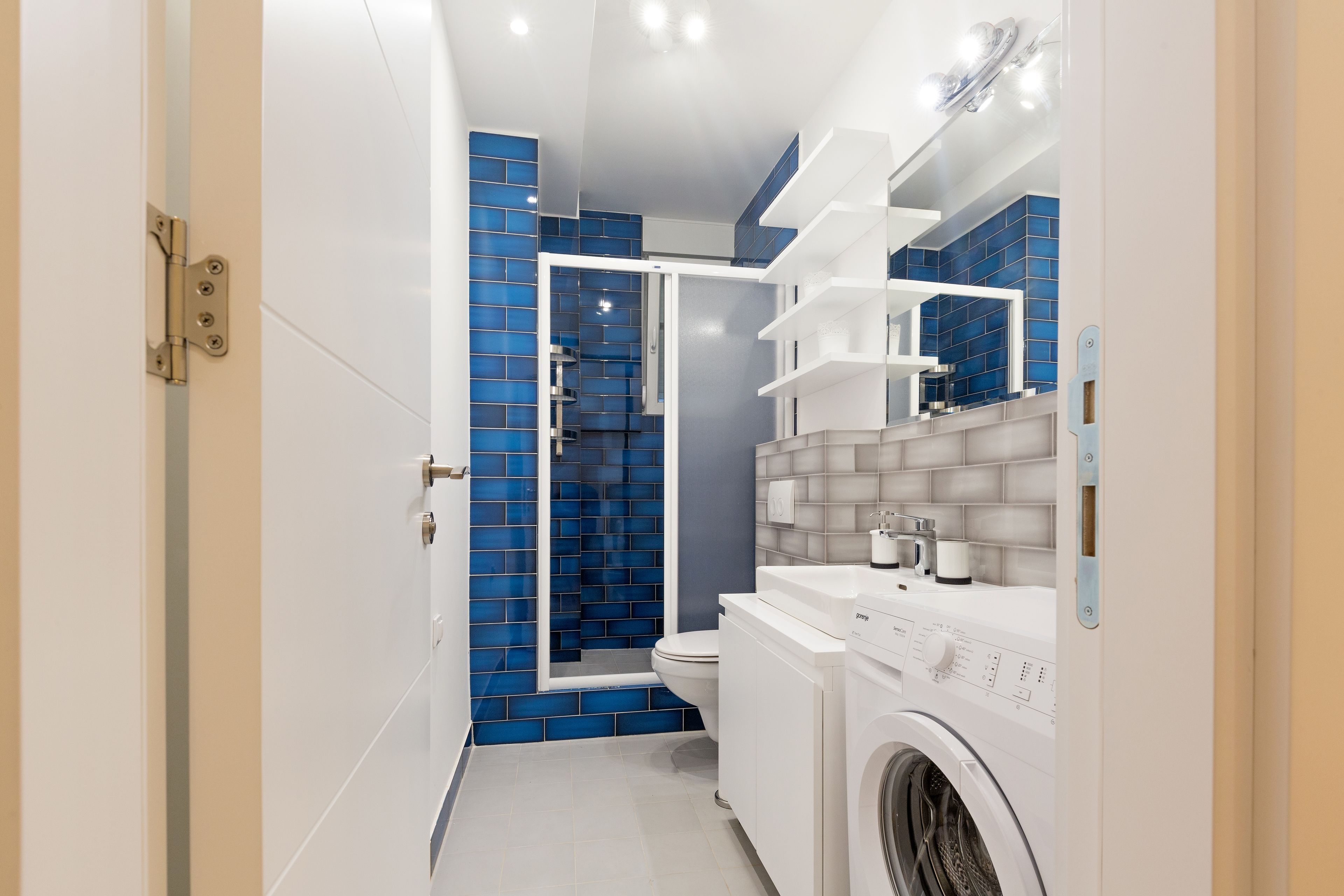 Deluxe Apartment, 1 Queen Bed | Bathroom | Shower, free toiletries, hair dryer, slippers