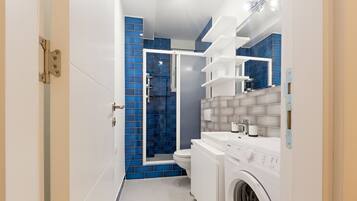 Apartamento luxo, 1 cama Queen | Banheiro | Chuveiro, produtos de toalete grátis, secador de cabelo, chinelos