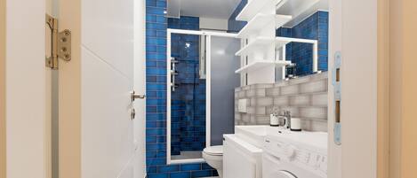Deluxe Apartment, 1 Queen Bed | Bathroom | Shower, free toiletries, hair dryer, slippers