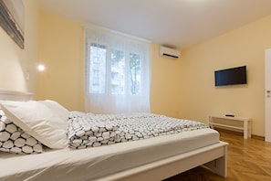 Appartamento Deluxe, 1 letto queen | 1 camera, una scrivania, tende oscuranti, insonorizzazione
