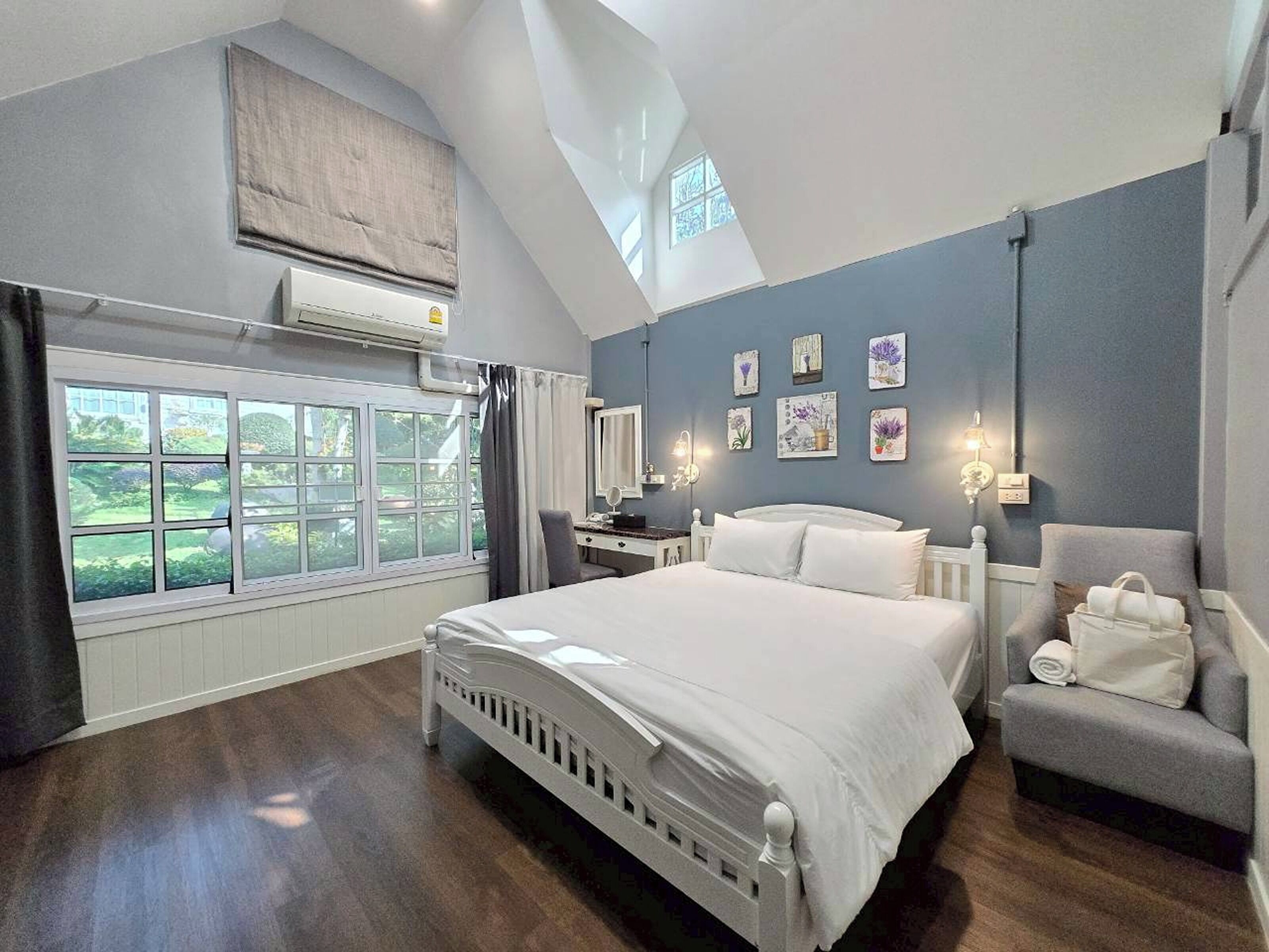 Double Room, 1 King Bed, Garden View | Individually decorated, blackout drapes, free WiFi, bed sheets