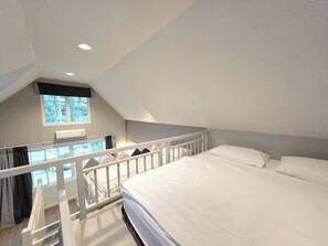 Familierom | Skrivebord og sengetøy