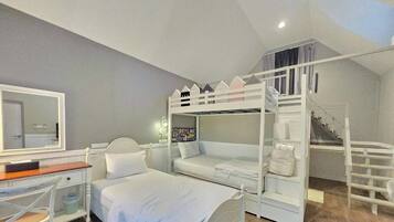 Familiekamer | Een bureau, beddengoed