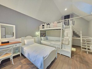 Family Room | Desk, bed sheets - Baan JaoKorKluay Homestay (Chiang Rai)