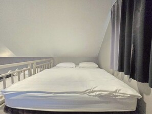 Phòng dành cho gia đình | Bàn, bộ trải giường 