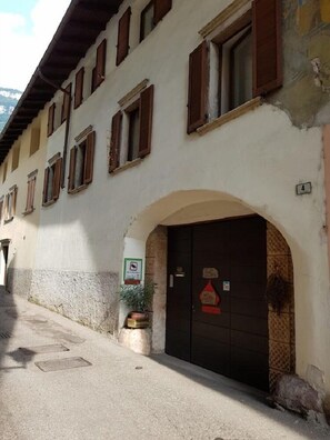 ด้านหน้าที่พัก