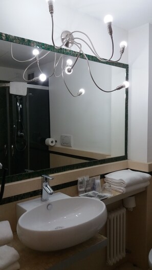 Studio | Bathroom | Shower, free toiletries, hair dryer, bidet - Appartamenti Europa (Padova)
