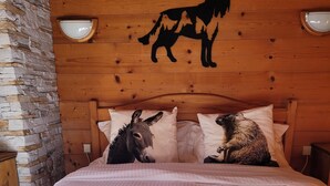 A wooden bed with two pillows, a blanket, and a towel. - Le Féto (La Chapelle-d'Abondance)
