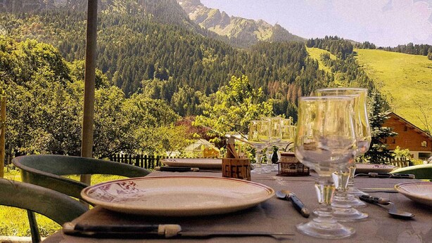 A table set for dining with a view of a mountainous landscape. - Le Féto (La Chapelle-d'Abondance)