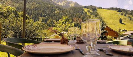 Déjeuner et dîner servis sur place, spécialités Cuisine locale