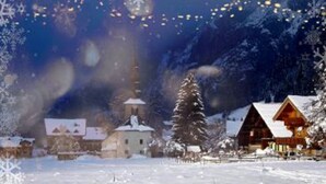 A snowy village with wooden buildings, including a church and cabins. - Le Féto (La Chapelle-d'Abondance)