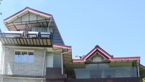 Un edificio de varios pisos con un llamativo letrero que dice 
