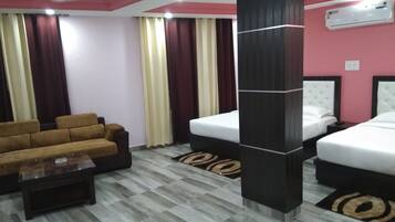 Deluxe Double Room, 1 King Bed, Non Smoking | 1 bedroom, soundproofing, free WiFi