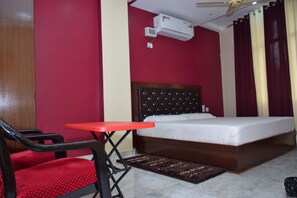 华丽双人房, 1 张特大床, 无烟房 | 1 多间卧室、隔音、免费 WiFi