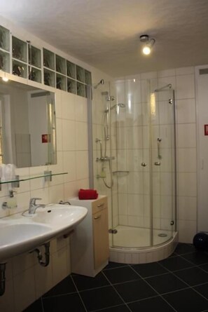 Dusche, kostenlose Toilettenartikel, Haartrockner, Handtücher