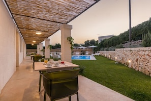 Outdoor dining - Casale Ramunno (Ostuni)