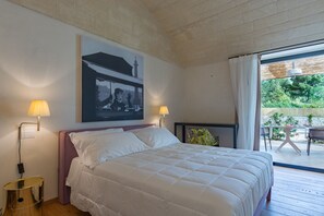 Quarto conforto, 1 cama Queen, para não fumantes, vista para o jardim | Roupas de cama premium, edredons de pluma