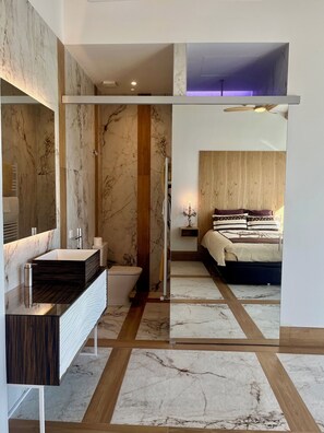 尊荣双人房 | 浴室 | 淋浴设施、大花洒淋浴喷头、吹风机、浴袍