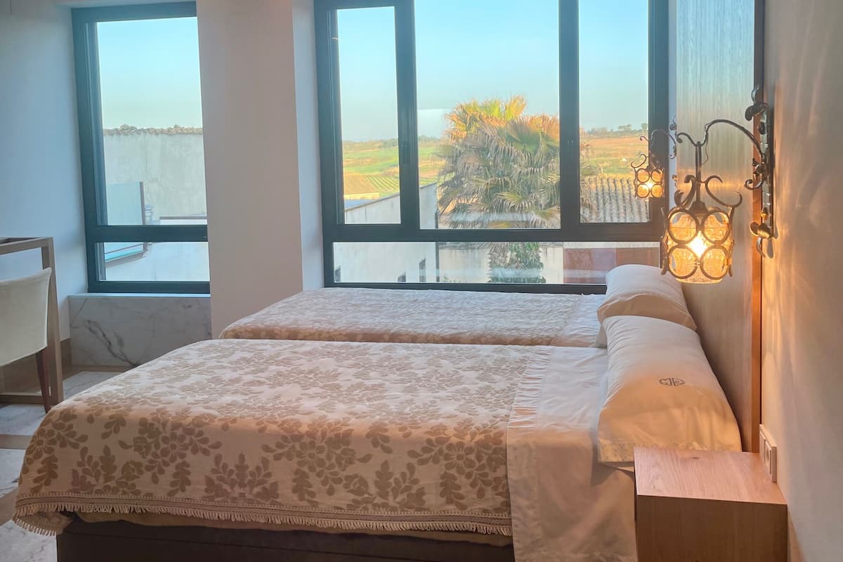 Premium tweepersoonskamer, meerdere bedden, uitzicht op bergen | Luxe beddengoed, donzen dekbedden, individueel gedecoreerd