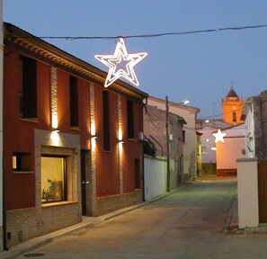 住宿正面 - 傍晚/夜晚