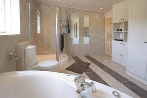 Ferienhaus, 3 Schlafzimmer, Seeblick | Wohnzimmer | Flachbildfernseher