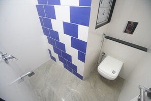 Shower - Mumbai Staytion Dorm - A Backpackers Hostel (Mumbai)