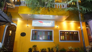Bagian depan properti - sore/malam