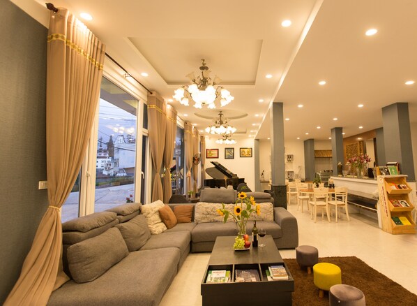 Lobby sitting area - Gem Sapa Hotel (Sa Pa)