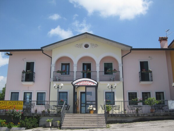 A pink building with a sign reading "Ristorante Pizzeria". - Locanda Alla Rosa (Lusiana Conco)